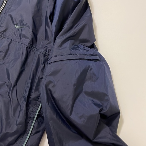 Nike Lightweight Jacket Size M - Picture 5 of 9